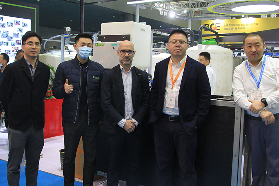 Deba Brothers exibe equipamento FCR avançado na Conferência Nacional de Suinocultura de Liman