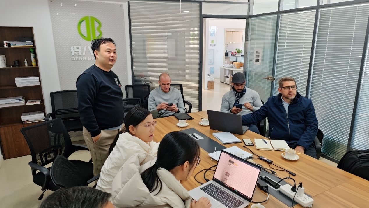 Clientes paraguaios visitam a Deba Brothers e aprovam fortemente o plano de criação de suínos com 12.000 porcas e a força do produto