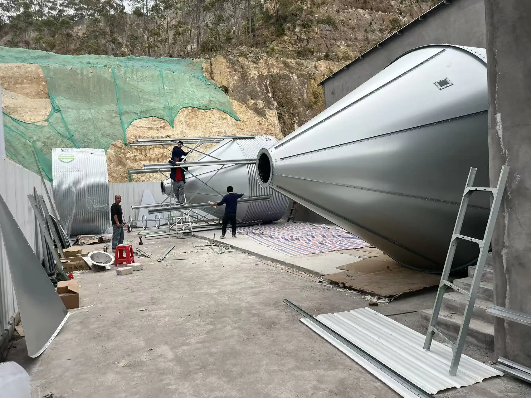 Projeto de fazenda de suínos em grande escala da Debabrother em Guangdong em construção com capacidade prevista de 300.000 leitões por ano