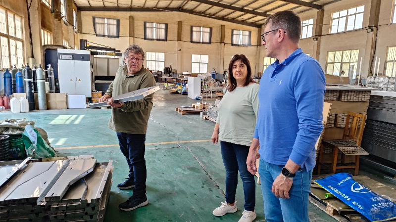 Cliente de dez anos, Manolo, da Espanha, visita Debabrother novamente