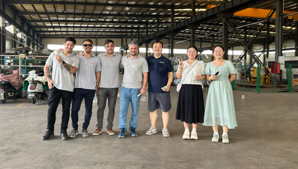 Visita de clientes latino-americanos para palestras sobre limpeza centralizada de alta pressão e atualização de biossegurança